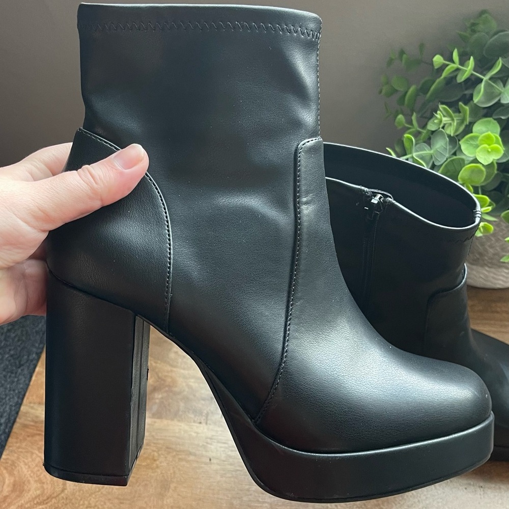 House of Harlow 1960 Black Heeled Ankle Boots 7.5 size - Picture 3 of 6